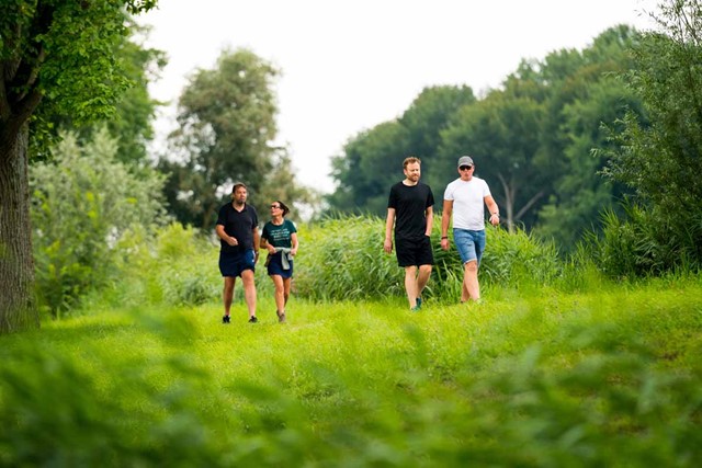 wandelaars in de groene natuur.