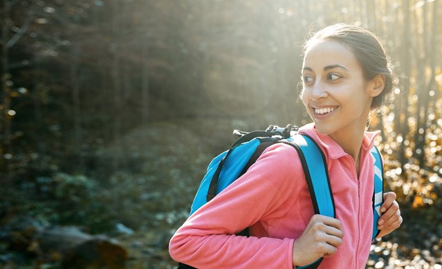 Een vrouw dat een fleecevest draagt die als tussenlaag geschikt is