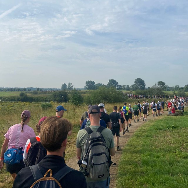 Op weg naar de Via Gladiola: Heeft Jeff de finish gehaald?; Lange sliert wandelaars door het groen