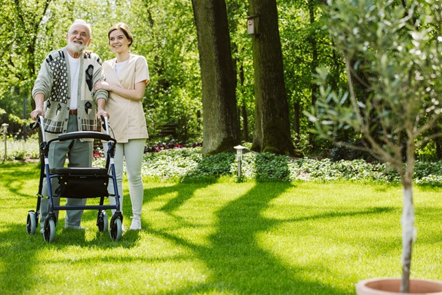 Wandelen met kanker: man met rollator