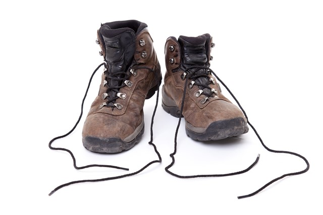 afbeelding van een paar gedragen wandelschoenen.