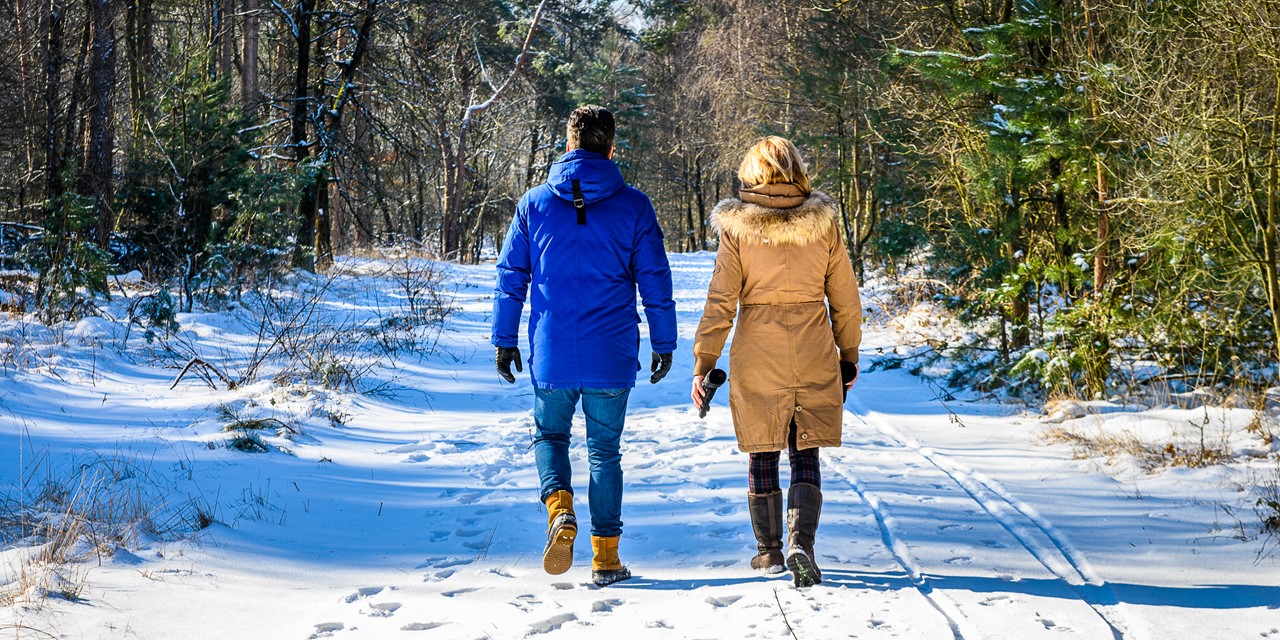 Duo wandelend in de sneeuw