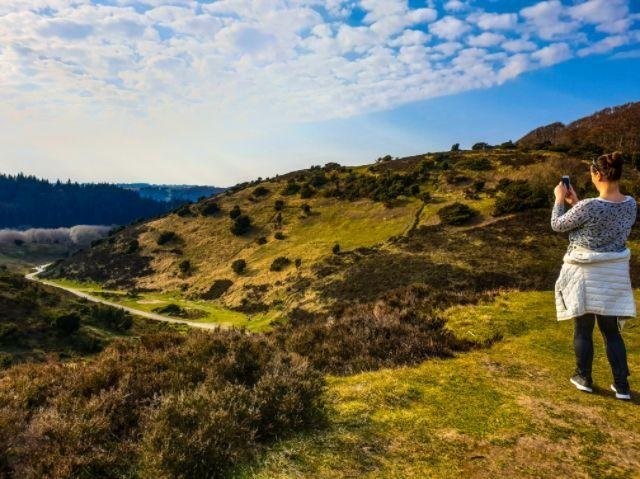 Wandelaar maakt foto van landschap in Nationaal Park Rebild Bakker