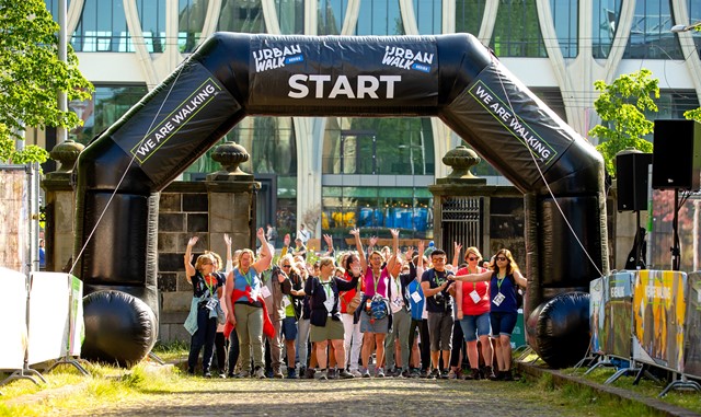 afbeelding van wandelaars aan de start van de Urban Walk Den Haag.