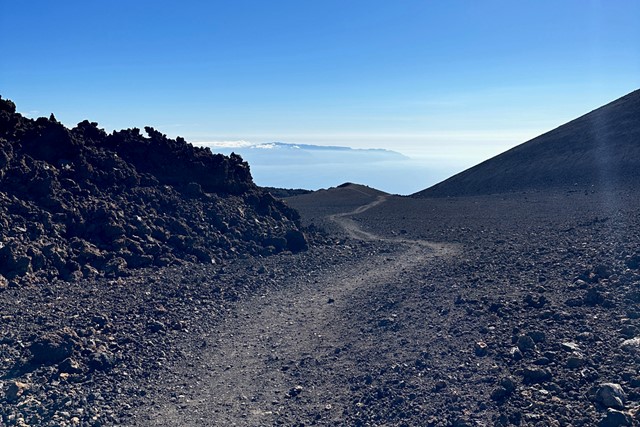 zwarte vulkanische grond in Nationaal Park El Teide op Tenerife.