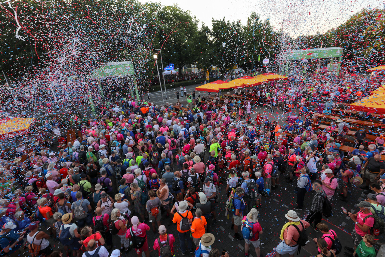 wandelaars en confettikanon op de Wedren tijdens de 4Daagse.