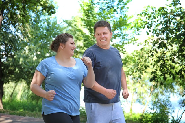 man en vrouw wandelen samen om af te vallen.