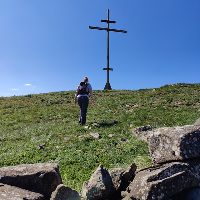 afbeelding van een wandelaar die naar de top van een berg loopt, in Georgië.