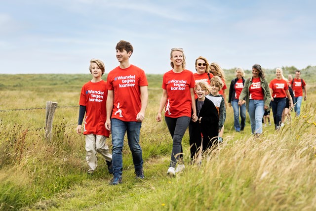 Groep Mannen En Vrouwen Wandelen In Duingebied
