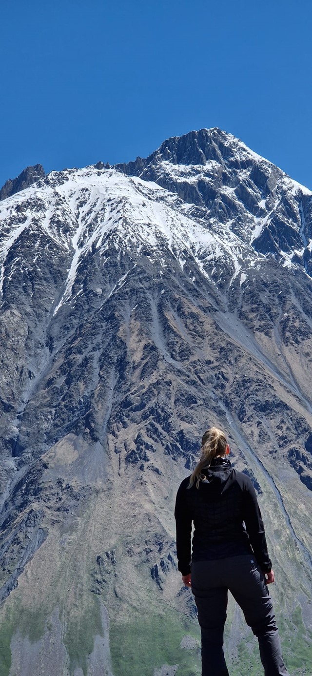 afbeelding van een gebergte als een muur voor je neus, in Georgië