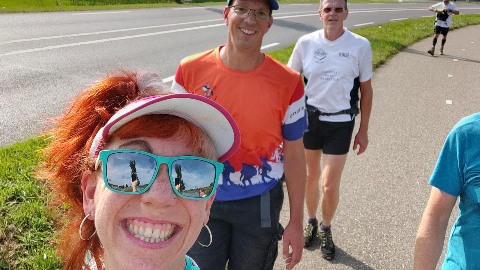 Sanne Wandelt Lang(E Afstanden) Met… Bart De Vries