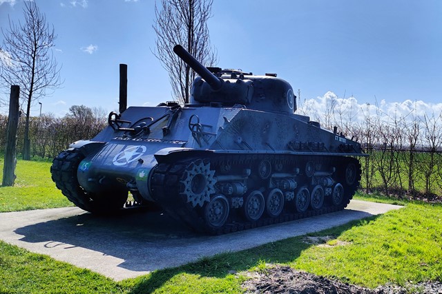 afbeelding van een tank bij Bevrijdingsmuseum Zeeland.