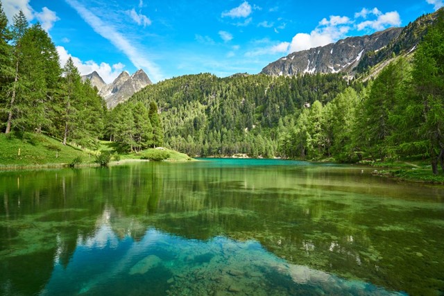 afbeelding van een prachtig uitzicht over het Palpuogna-meer in Zwitserland