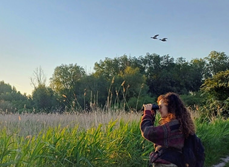 Judith spot vogels door een verrekijker