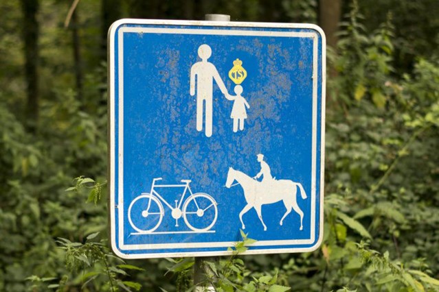 Bordjes en markeringen tijdens het wandelen