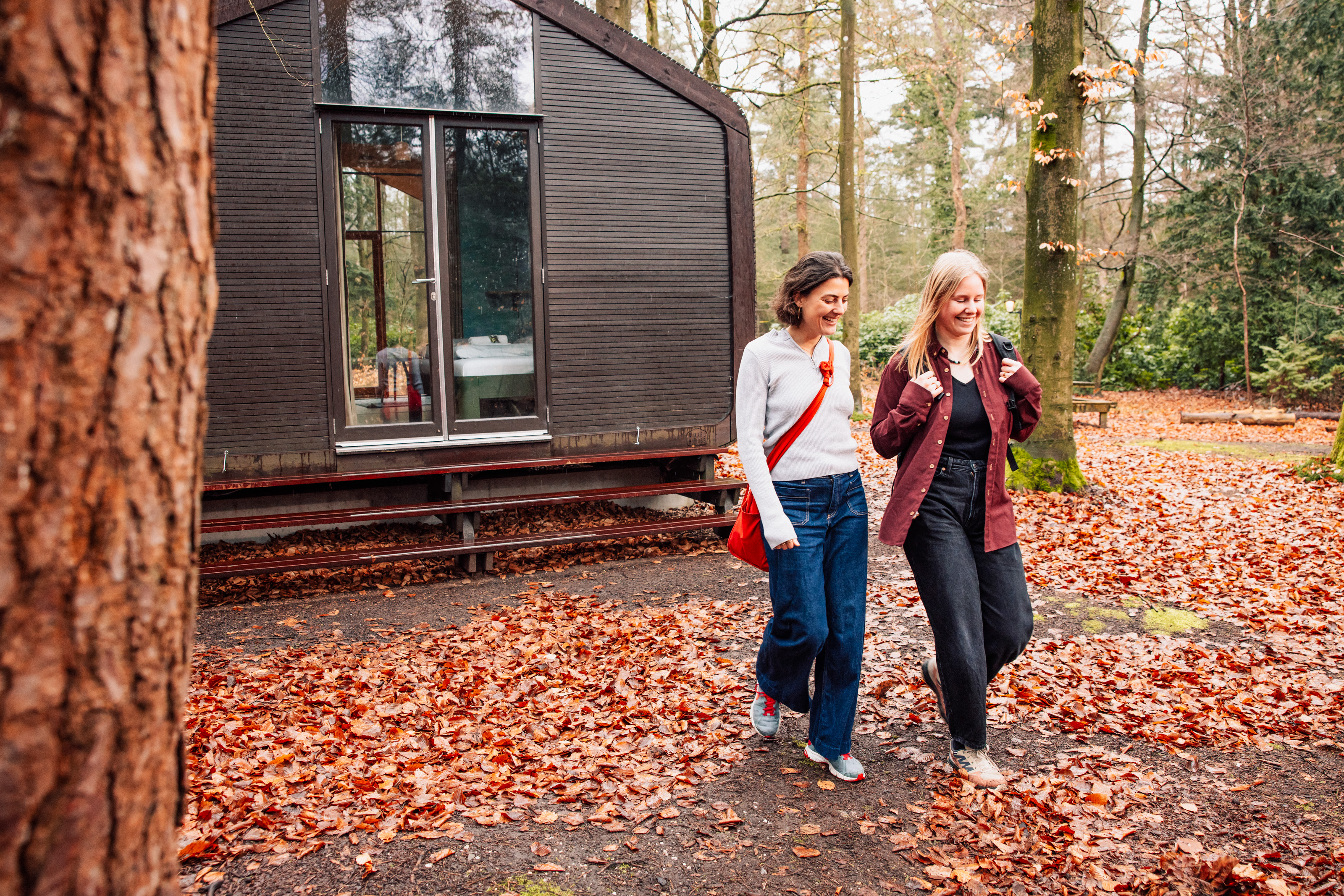 Foto van twee wandelende vrouwen Stayokay Apeldoorn