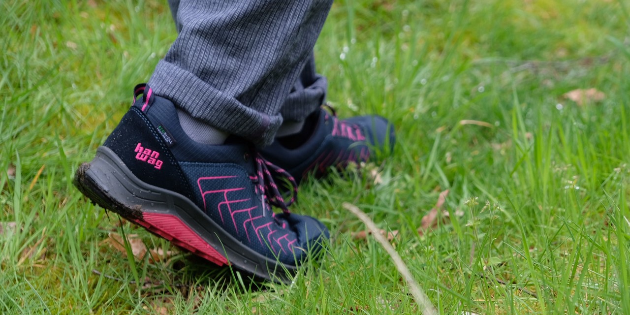 blauw-roze wandelschoenen van Hanwag in het gras.