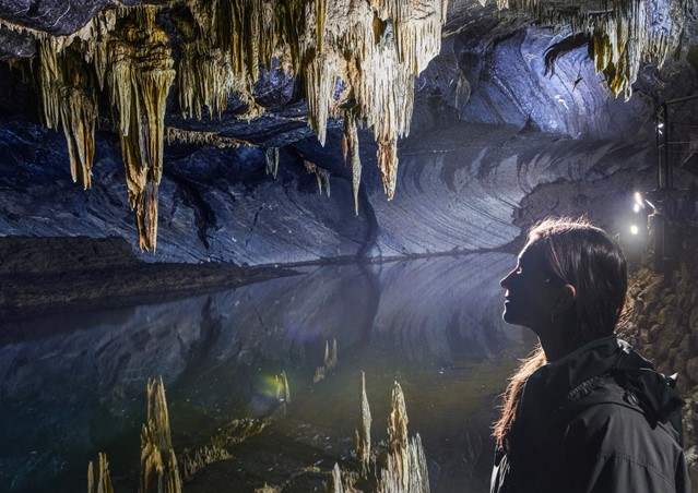 Wandelroute Wallonië Het 'Boekendorp' Redu Grotten Han