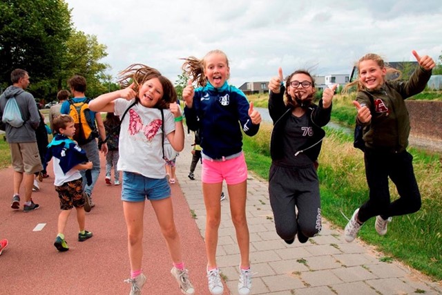 afbeelding van vrolijke kinderen tijdens de Avond4Daagse.