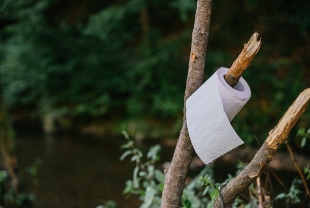 wandelaar laat geen afval achter na toiletgebruik in natuurgebied
