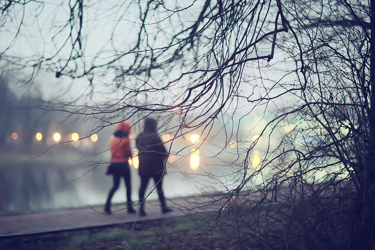 afbeelding van twee wandelaars in de winter.