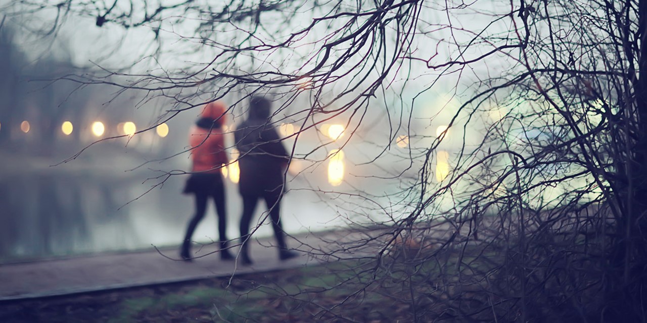 afbeelding van twee wandelaars in de winter.