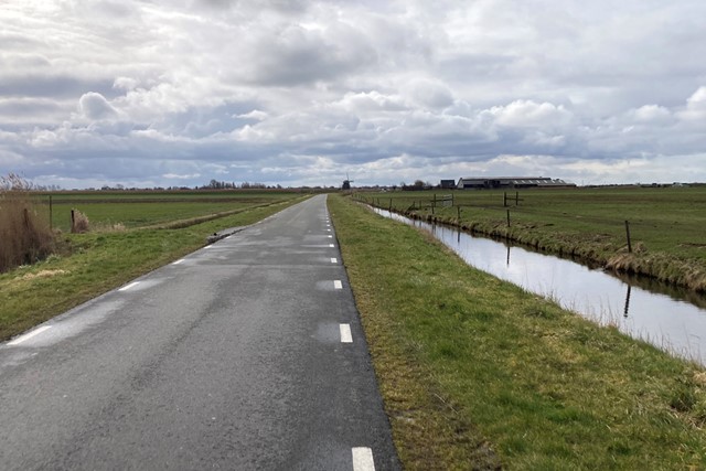 afbeelding van een weg die eindeloos rechtdoor gaat.