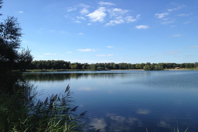 afbeelding van een plas en blauwe lucht bij de Thermen Bussloo.