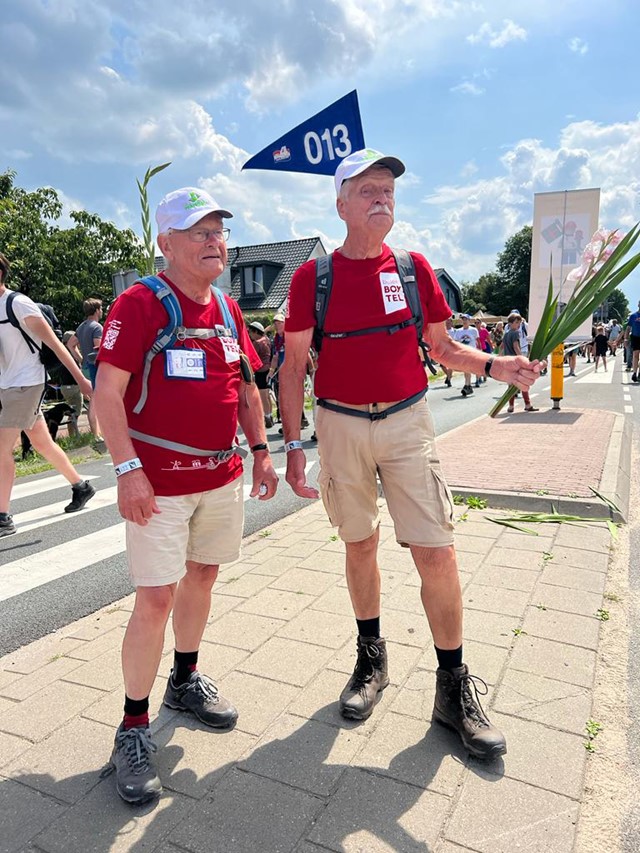 Jaap (l) en Henk (r) tijdens de 4Daagse Nijmegen 2023.