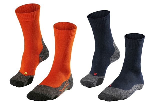 Twee paar anatomische sokken van Falke in de kleuren oranje en donkerblauw