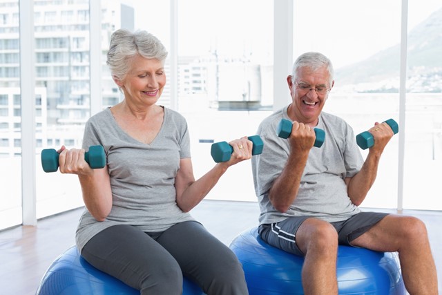 man en vrouw doen krachttraining met gewichtjes.