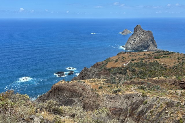 rotskust aan zee op Tenerife