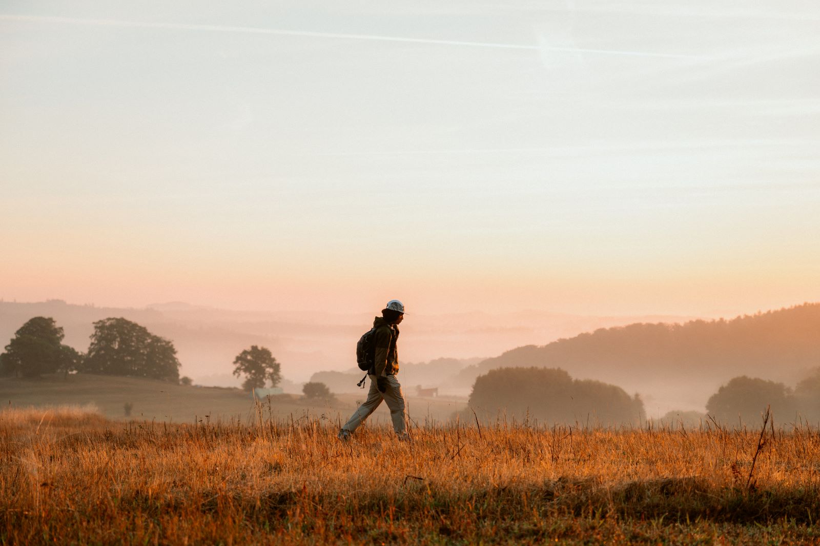 Een wandelaar in het Nationaal Park Eifel.