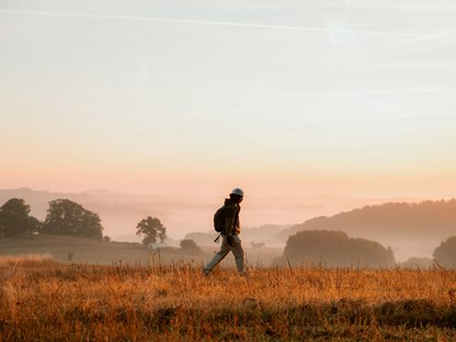 Een wandelaar in het Nationaal Park Eifel.