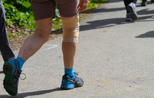 Wandelaar met een brace om de knie