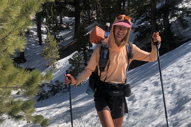 Pacific Crest Trail: Susan in de sneeuw.