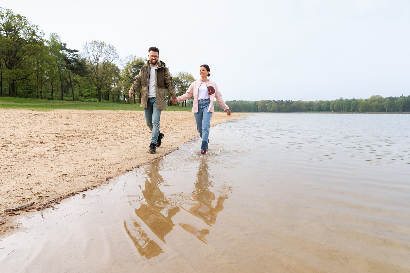 wandelaars op het Heerderstrand.