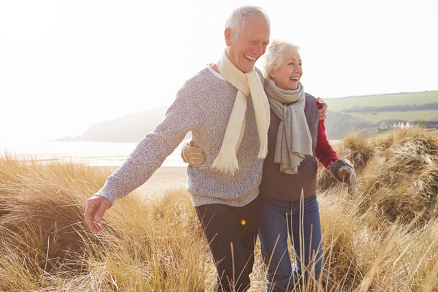 Man en vrouw wandelen samen in de natuur.