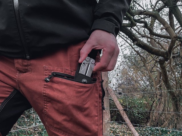 afbeelding van de Leatherman in een broekzak.