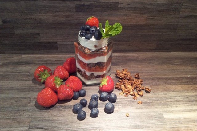 afbeelding van een potje met yoghurt en laagjes fruit.