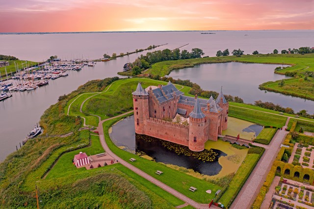 Kasteel Muiden en water met zonsondergang van bovenaf.