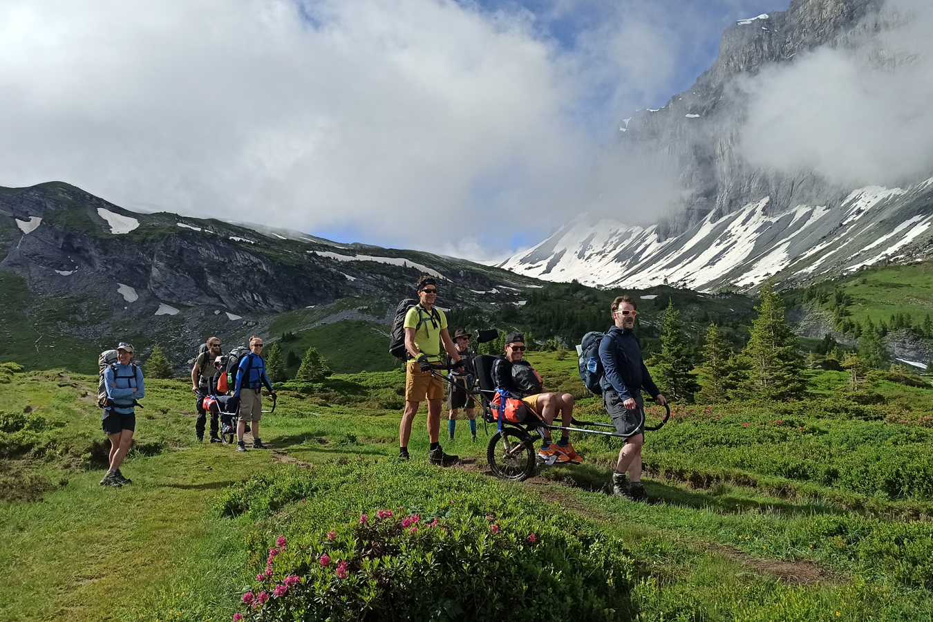 afbeelding van wandelaars in de natuur.
