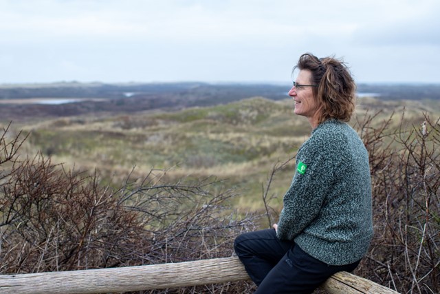 afbeelding van boswachter Mariëtte Smit op Texel. (Foto: © Wiske Overmaat)