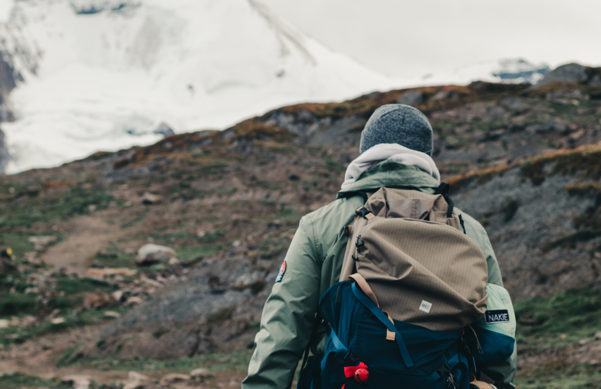 afbeelding van een man in de bergen.