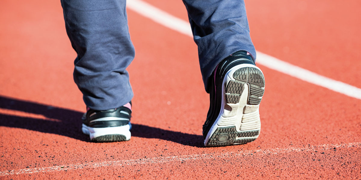 Sportschoenen op atletiekbaan