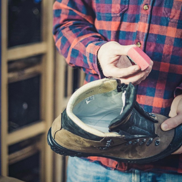 Met deze tips gaan je wandelschoenen langer mee: schoonmaken