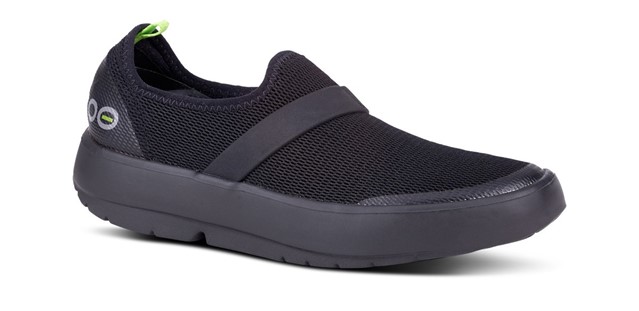 OOFOS schoenen in het zwart.