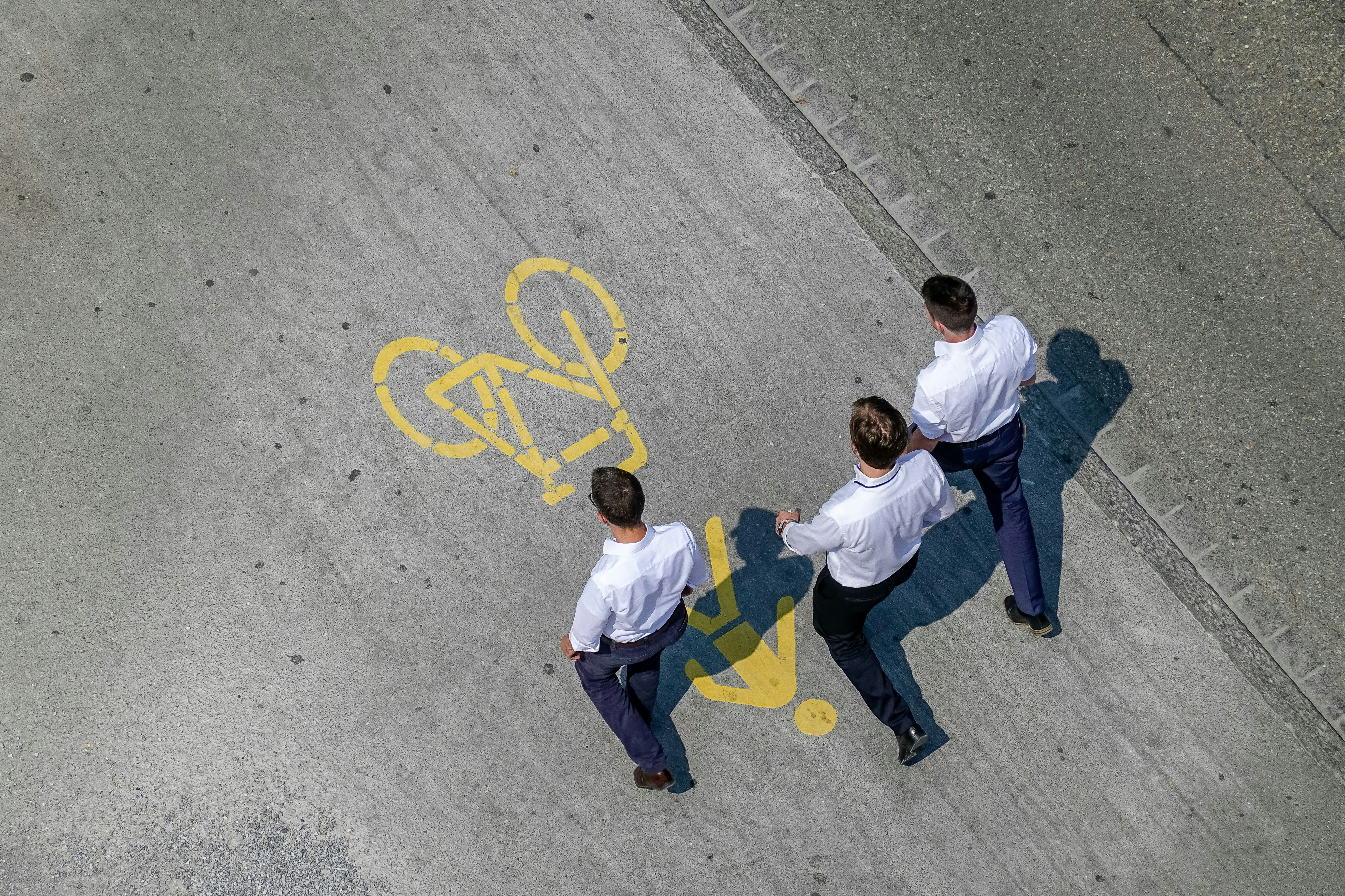Drie mannen wandelen tijdens hun werkdag
