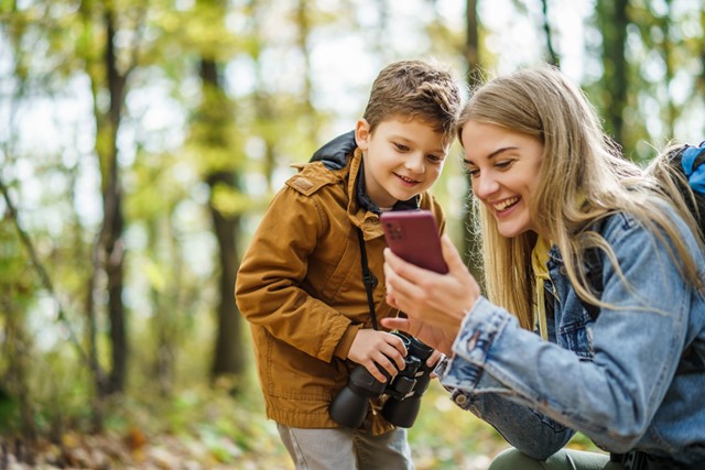 Afbeelding wandelaars met een app