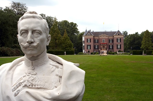 Beeld van keizer Wilhelm bij Huis Doorn
